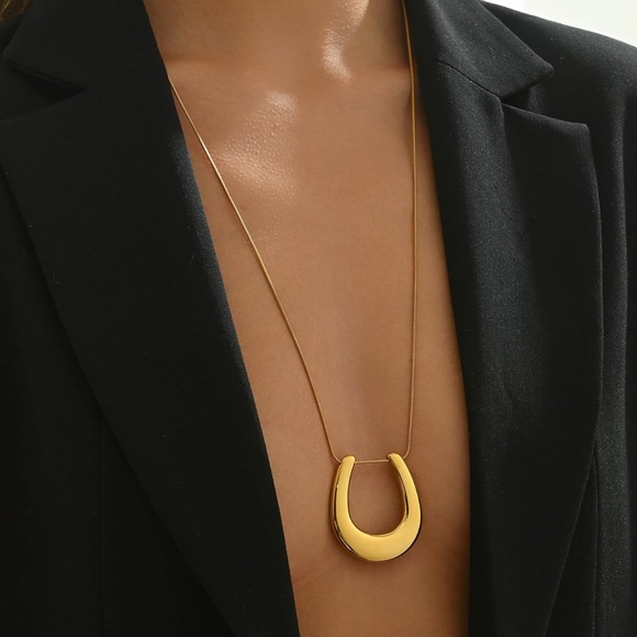 Elegant Gold horseshoe Necklace - Picture 1 of 4